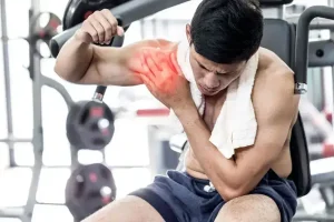Muscle Strain Injury Treatment at Physio-Medicine Man experiencing shoulder pain after workout at Physio-Medicine London.
