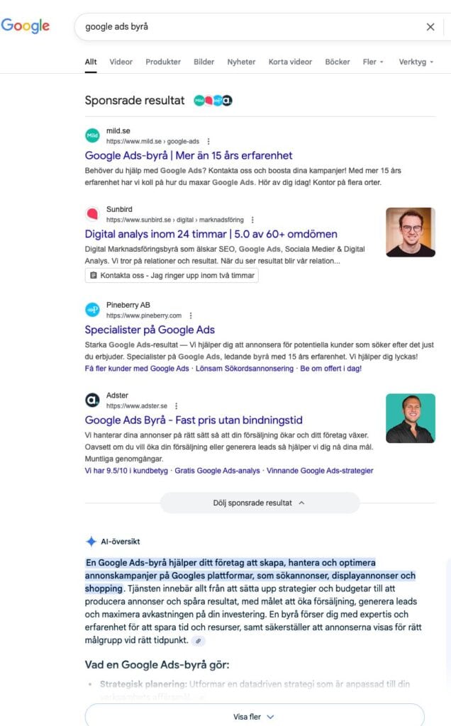 En skärmdump på hur SERP:en ser ut efter att sponsrade länkar hamnat över AI Overviews med ny länkdesign som liknar de organiska
