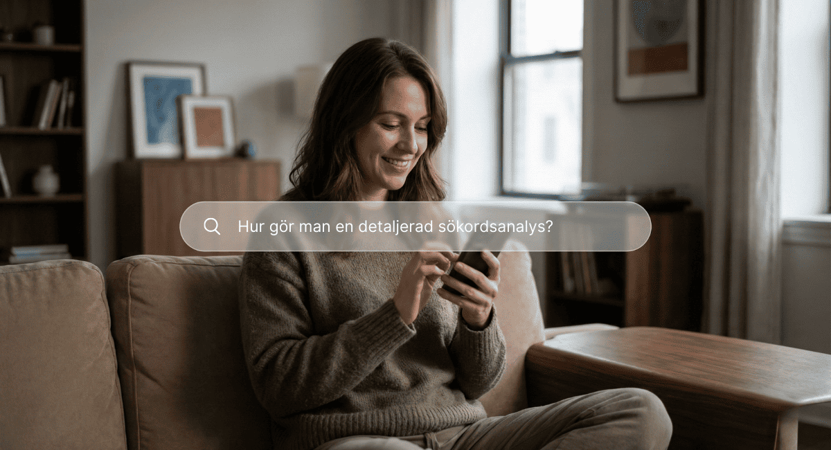En kvinna som Googlar efter hur man gör en sökordsanalys