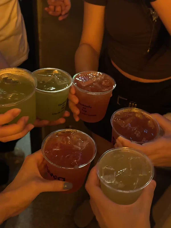 PET plastic cups for beverages, parties, and gatherings.
