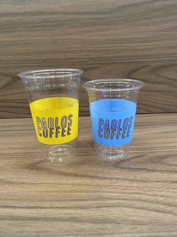 Customizable PET cups with labels and logos for coffee, milk tea, juice, and soda.