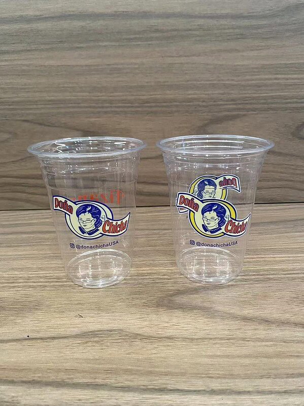 Customizable PET cups with labels and logos for coffee, milk tea, juice, and soda.