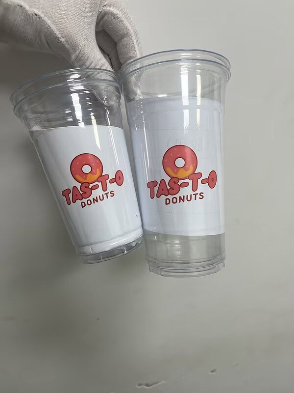 Customizable PET cups with labels and logos for coffee, milk tea, juice, and soda.