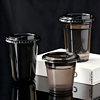 black plastic cups filled with drinks are placed on the bar counter. PET cups are suitable for juice shops, coffee shops, soft drink shops, and bubble tea shops.