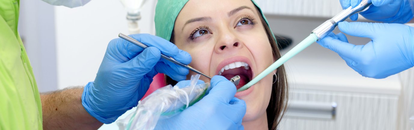 Intervento odontoiatrico effettuato con strumenti dentistici
