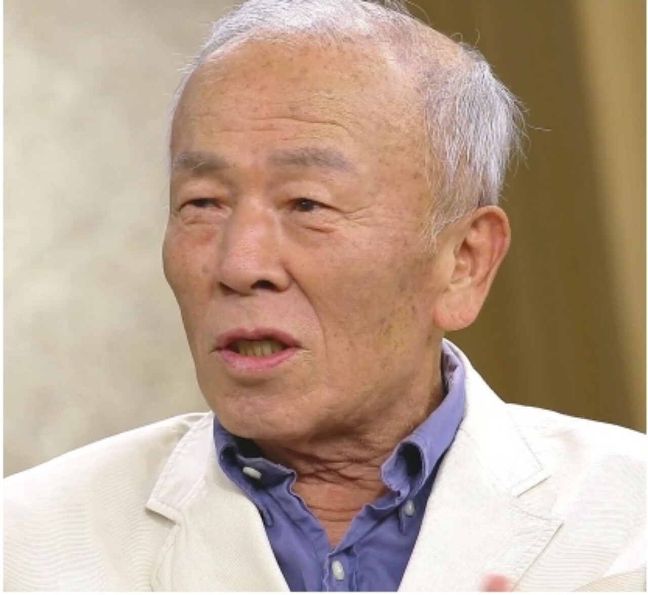 노인 남성 인터뷰 모습, 자연스러운 표정과 배경.