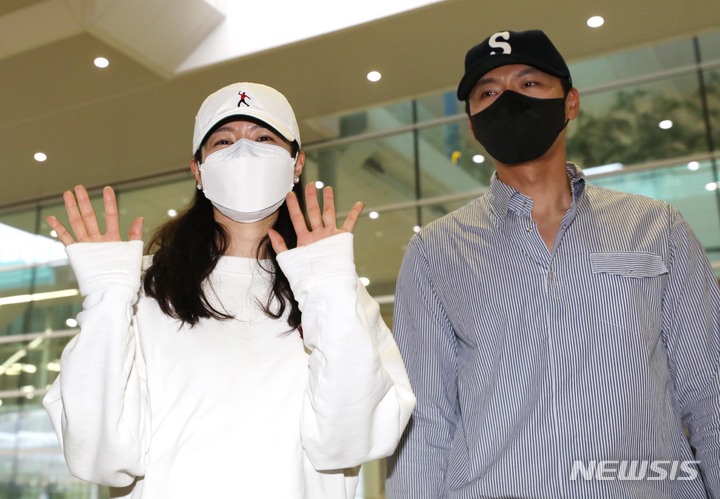 손예진 관련 일본 목격 보도와 넷플릭스 스캔들 공개를 함께 설명하는 이미지