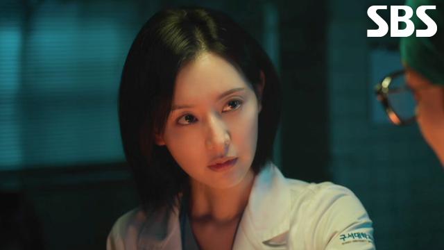 파격 변신을 보여주는 김지원과 닥터X 주요 인물 이미지