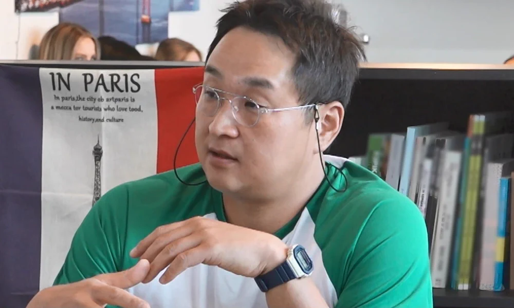 조카와 대화를 준비하며 영어 교재를 복습하는 구성환 관련 이미지