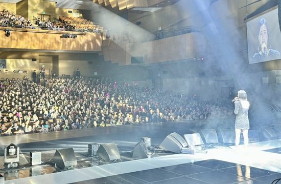 장윤정의 공식 콘서트 활동을 상징하는 공연 무대 이미지