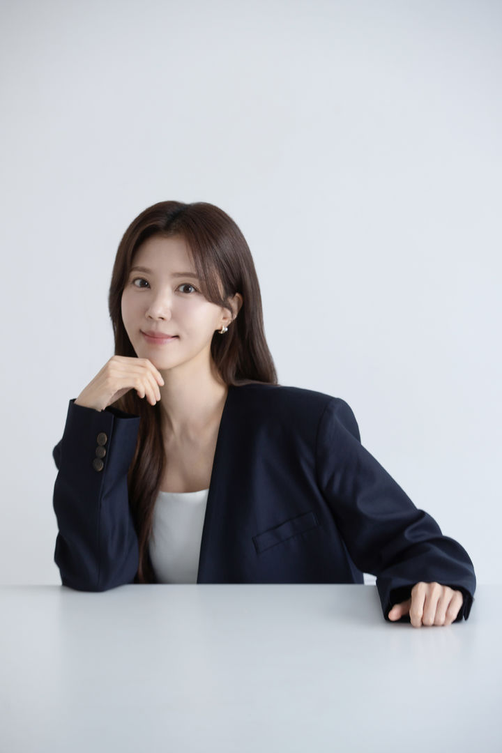 정시아의 유튜브 활동과 가족여행, 배우 이지훈 재회 콘텐츠를 소개하는 이미지