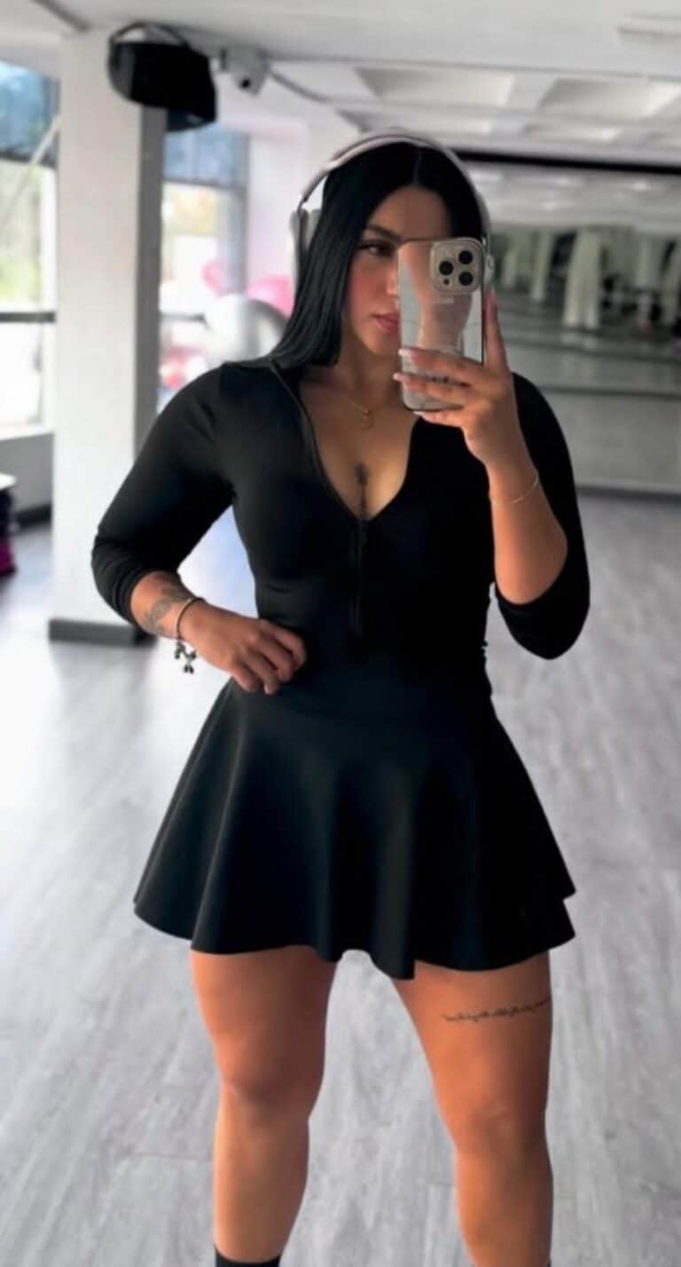 Mujer haciendo selfie en gimnasio con ropa negra