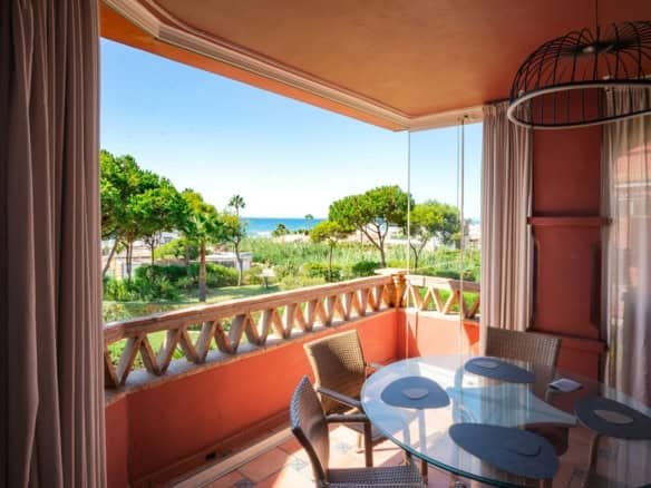 Balcon cu vedere spre grădină și mare în Elviria, Costa del Sol.
