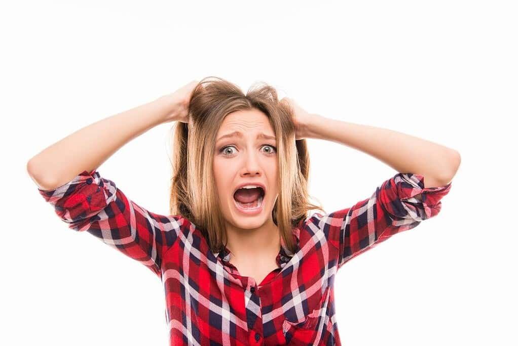 Ragazza che si strappa i capelli