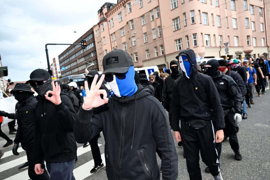 Kuva Sinimustan liikkeen mielenosoituksesta mihin Ossi Ketolakin osallistui.