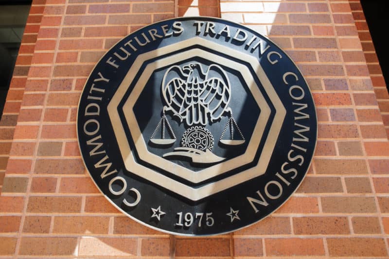 Kuvassa näkyy CFTC symboli toimistorakennuksen seinässä.