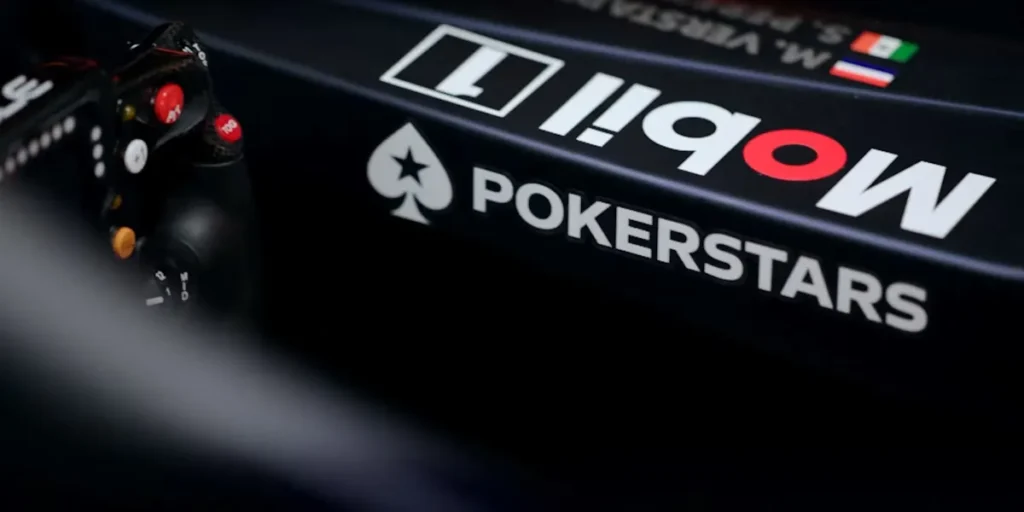 Lähikuvassa Red Bull autossa Pokerstars brändin logo.