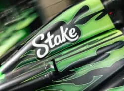 Stake kryptokasinon mainos F1 auton kyljessä.