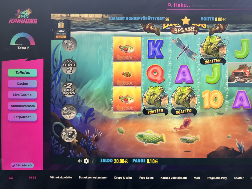 Kuvassa näkyy Tietookoneen näytöllä Big Bass Splash peli auki Kanuuna-kasinolla. Pelissä käyntiin on lähdössä bonuskierros. Kanuunan sivupalkista voi myös päätellä että Kanuunalla on tasojärjestelmä, missä pelaajat täyttävät tasomittaria, ja saavat siitä kierrätysvapaita palkintoja.