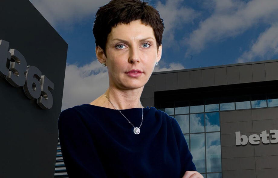Denise Coates Bet365 toimiston edessä.