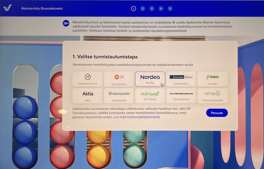 Veikkauksen rekisteröintisivu, jossa valitaan pankkitunnistautuminen suomalaispankkien logoista.