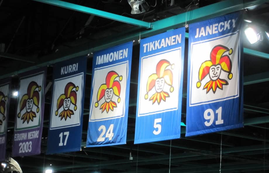 Jokerien jäädytettyjä pelaajanumeroita Helsingin Areenan katossa.