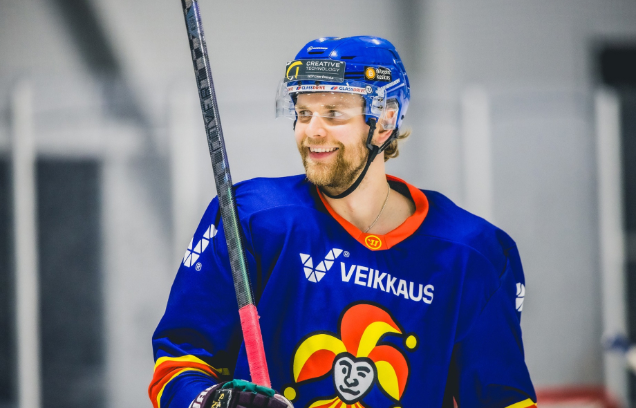 Jokerit pelaaja Veikkaus-paita päällä.