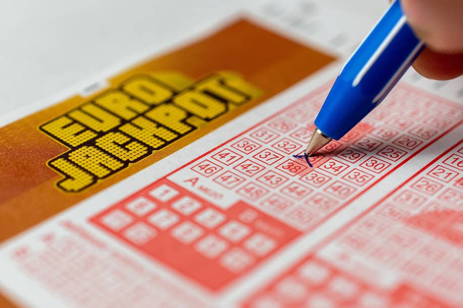 Pelaaja täyttää Eurojackpot-kuponkia.