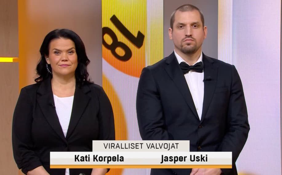 Loton viralliset valvojat suorittamassa Lotto-arvontaa Veikkauksen/MTV:n studiossa.