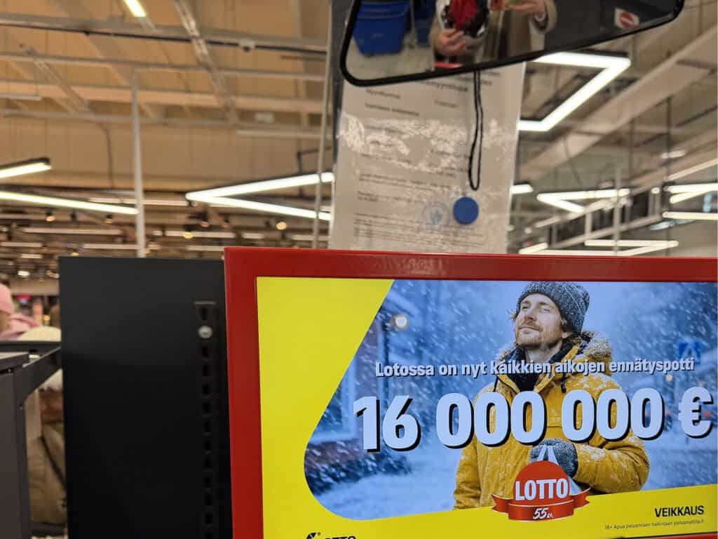 Kaupan mainoskyltti heinäkuulta 2026 kertoo että Lotossa on tarjolla kaikkien aikojen suurin potti: 16 000 000 €.