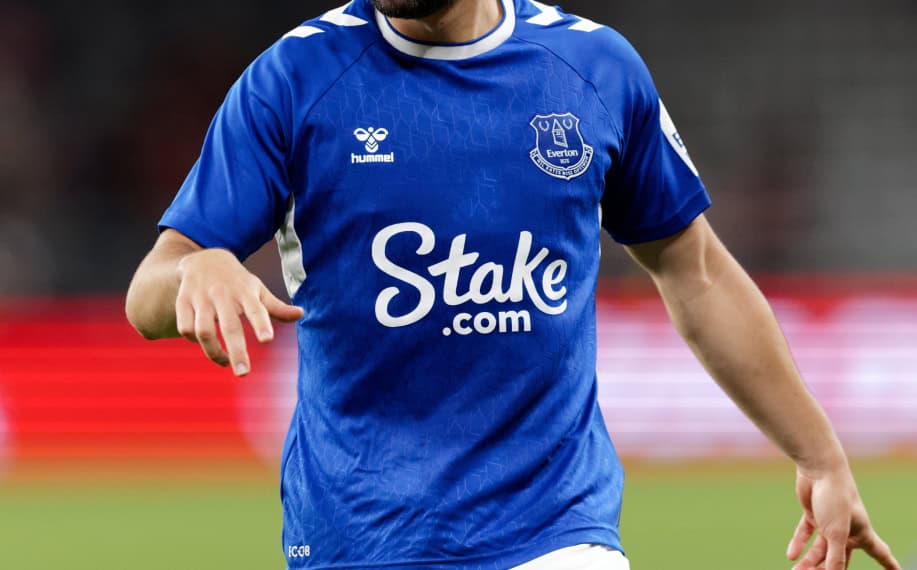 Everton FC:n Neal Maupay seuraa ottelua Evertonin ja Wanderersin välillä CommBank Stadiumilla 23. marraskuuta 2022 Sydneyssä, Australiassa. Paidassa suuri Stake.com logo.