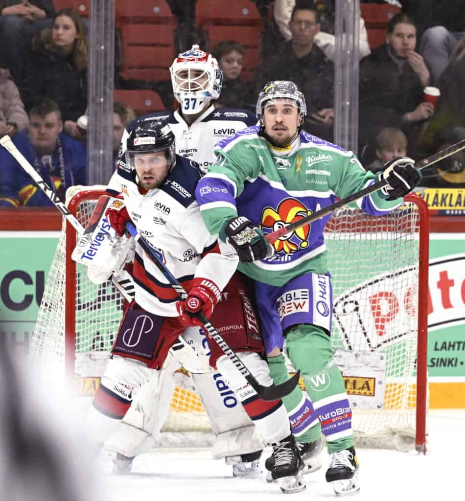 Jokereiden Otto Karvinen (oik.) tekee maskia TuTon maalivahti Emil Vuorion ja Roope Reinin vartioimalla maalilla jääkiekon Mestiksen puolivälieräottelussa Jokerit vs TuTo 6. maaliskuuta 2025 Helsingissä.