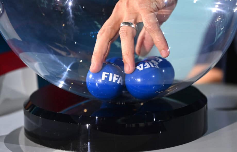 Yksi FIFA:n arvontapalloista arvotaan.