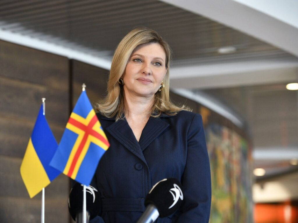 Olena Zelenska edessään Ahvenanmaan ja Ukrainan liput.