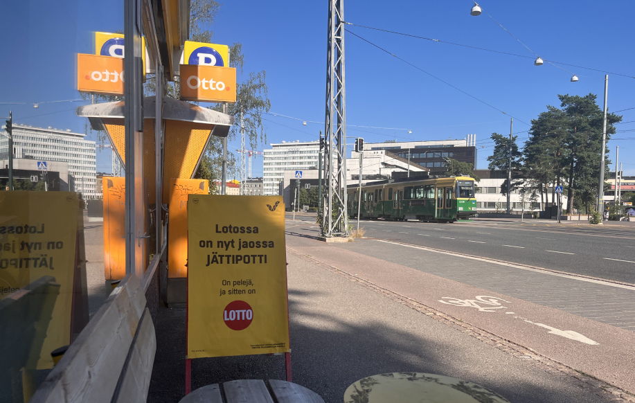 Lotto-mainoskyltti mainostaa jättipottia Helsigin Meilahdessa.