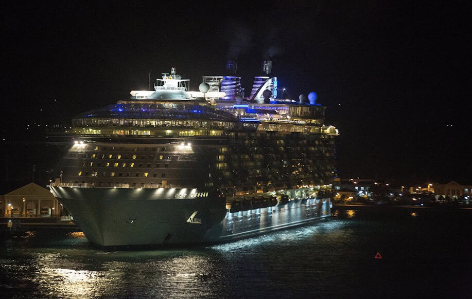 Royal Caribbean varustamon laiva kuvattuna satamassa yöaikaan.
