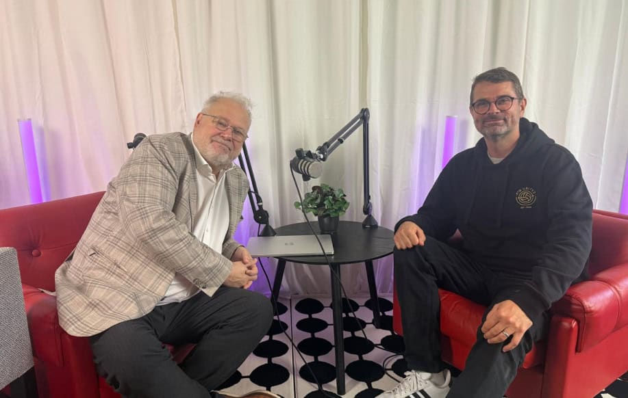 Wille Wilenius ja Klaus Virkkunen Rahapelisanomien podcast studiossa.