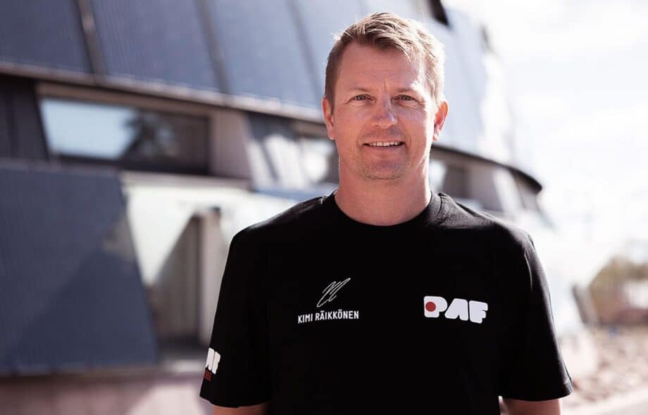 Kimi Räikkönen hymyilee PAF:n promokuvassa.