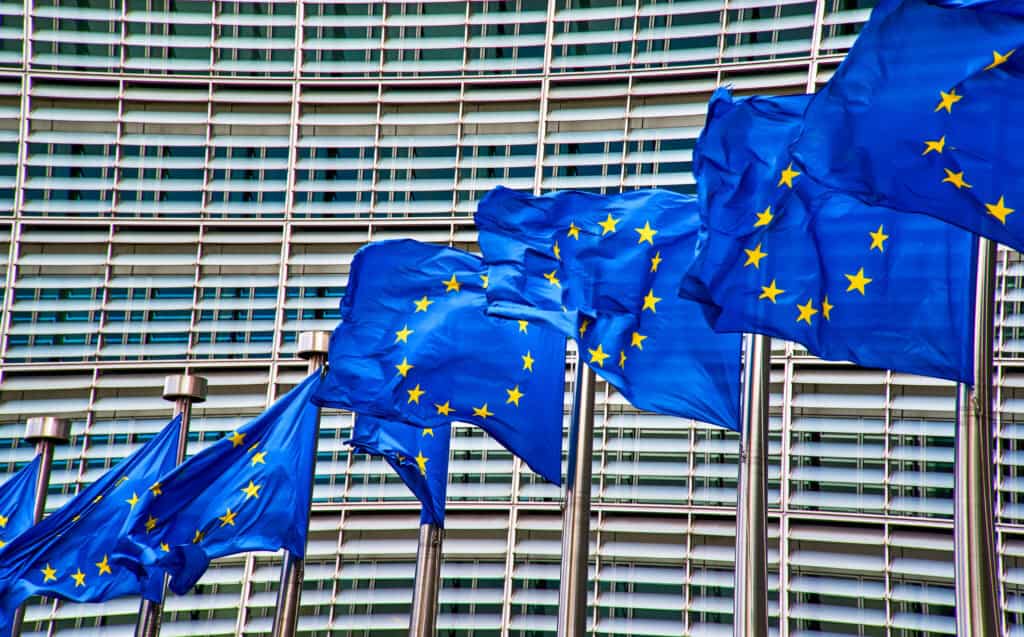 Euroopan unionin lippuja, taustalla Euroopan komission rakennus.