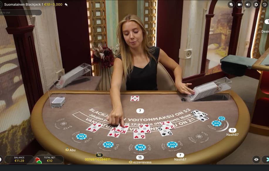 Suomalainen nainen kasinojakajajana Evolution-pelistudion Suomalainen Blackjack pöydässä.
