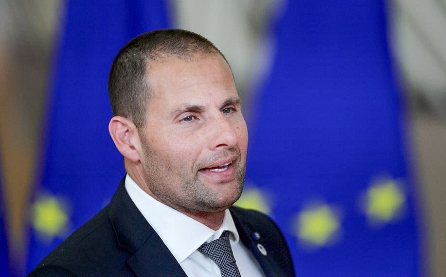 Kuvassa Maltan pääministeri Robert Arbela.