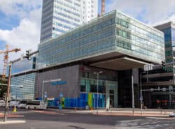 Studioworks toimistorakennus Tallinnan Tornimäellä. Epätyypillinen muoto, suuri osa rakennuksesta on lippana sisäänkäynnin päällä.