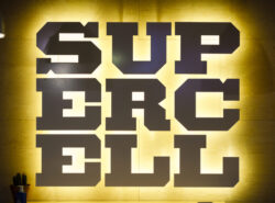 Peliyritys Supercellin logo tiedotustilaisuudessa Helsingissä.