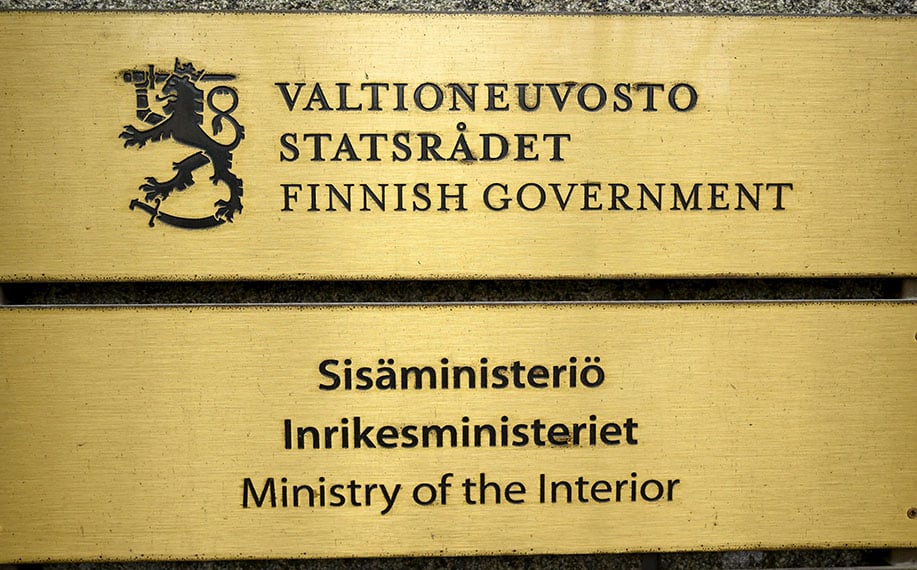 Kuvassa valtioneuvoston ja sisäministeriön ovikyltti.