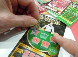Mies raaputtaa Casino-arpaa.