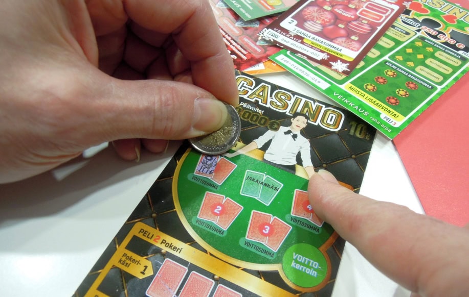 Mies raaputtaa Casino-arpaa.