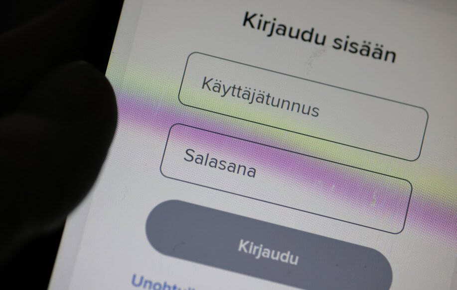 Pelaaja kirjautumassa nettikasinolle.