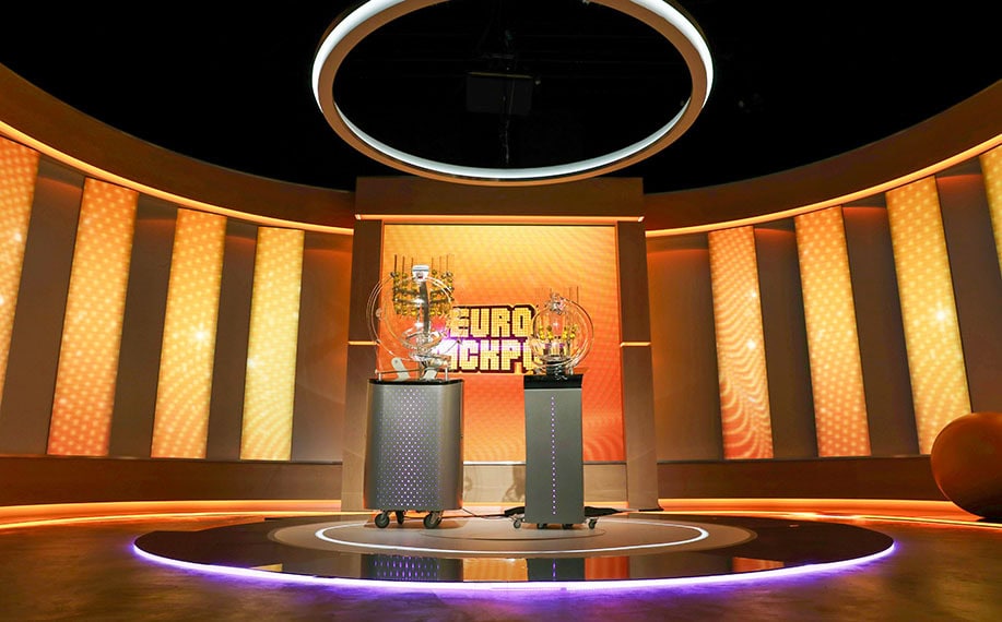 Kuvassa Eurojackpot-studio.