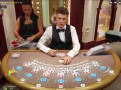 Kuvakaappaus Evolutionin blackjack-pelistä.