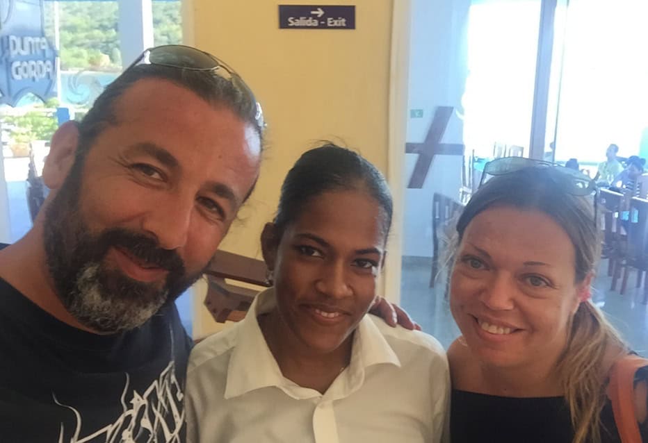 Fotografia ricordo con la figlia del proprietario dell'hotel a Santiago de Cuba
